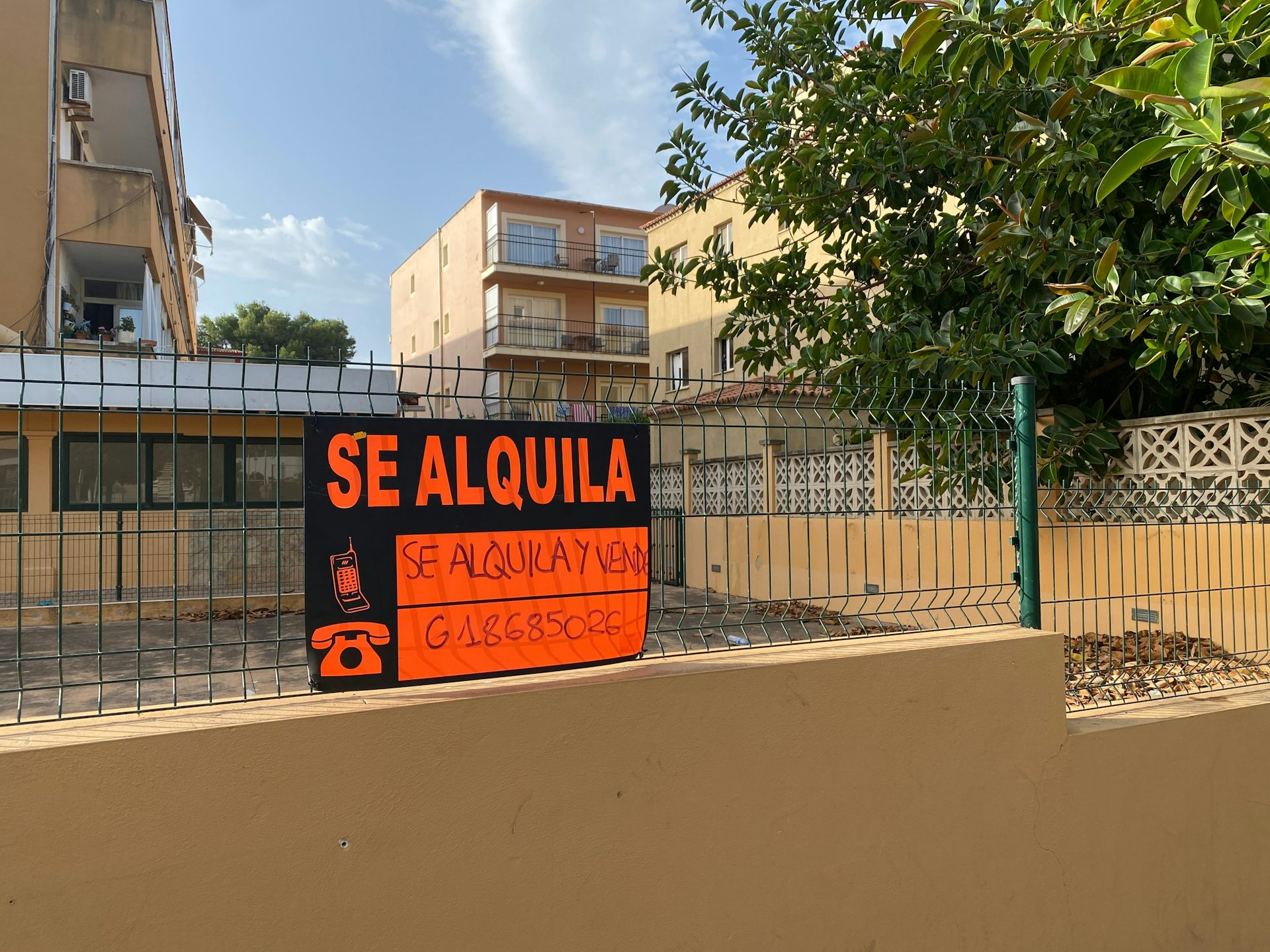 Cartell de "se lloga" en un reixat