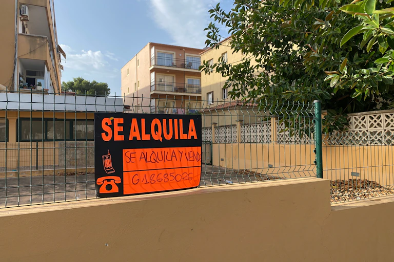 Cartell de "se lloga" en un reixat