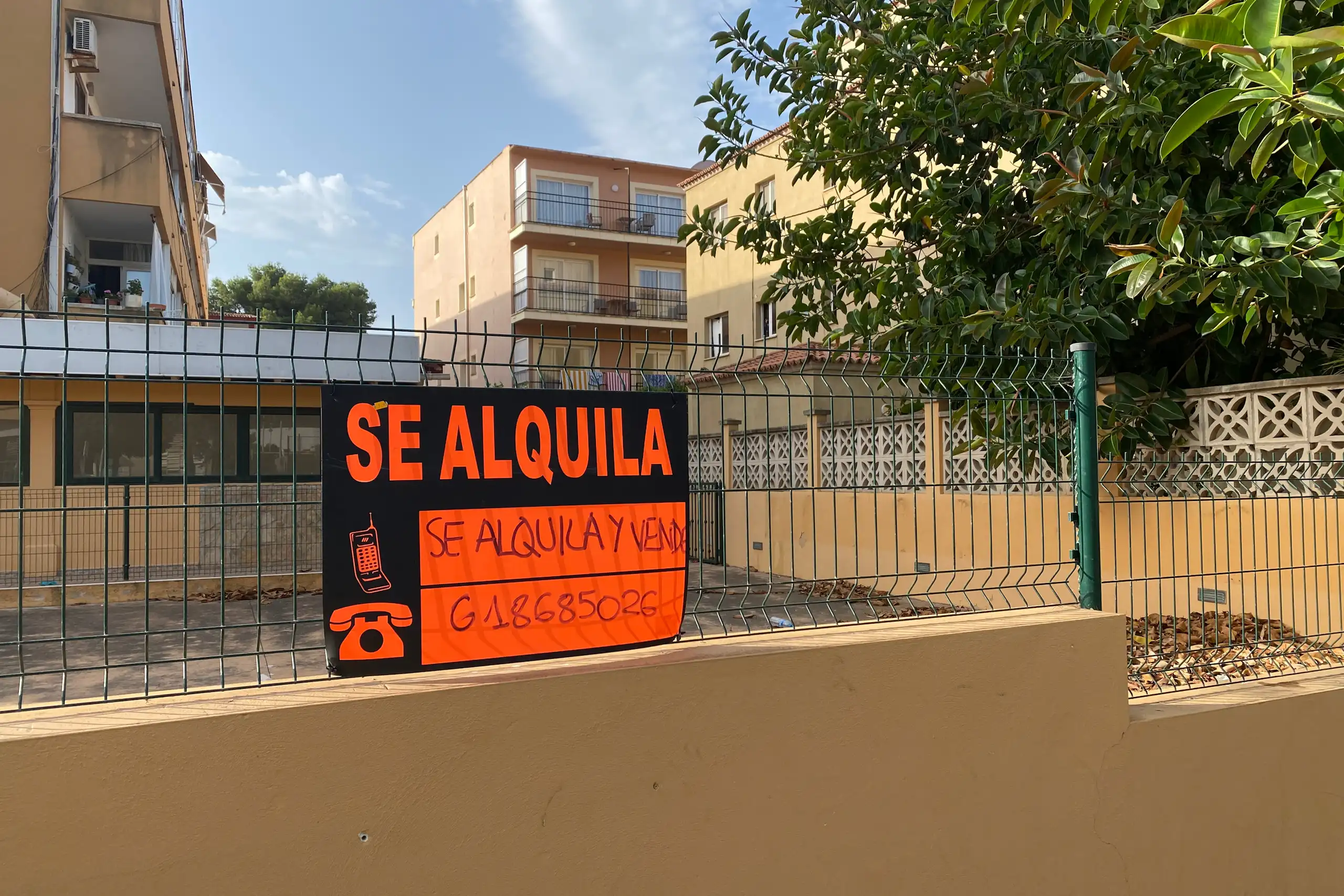 Cartell de "se lloga" en un reixat