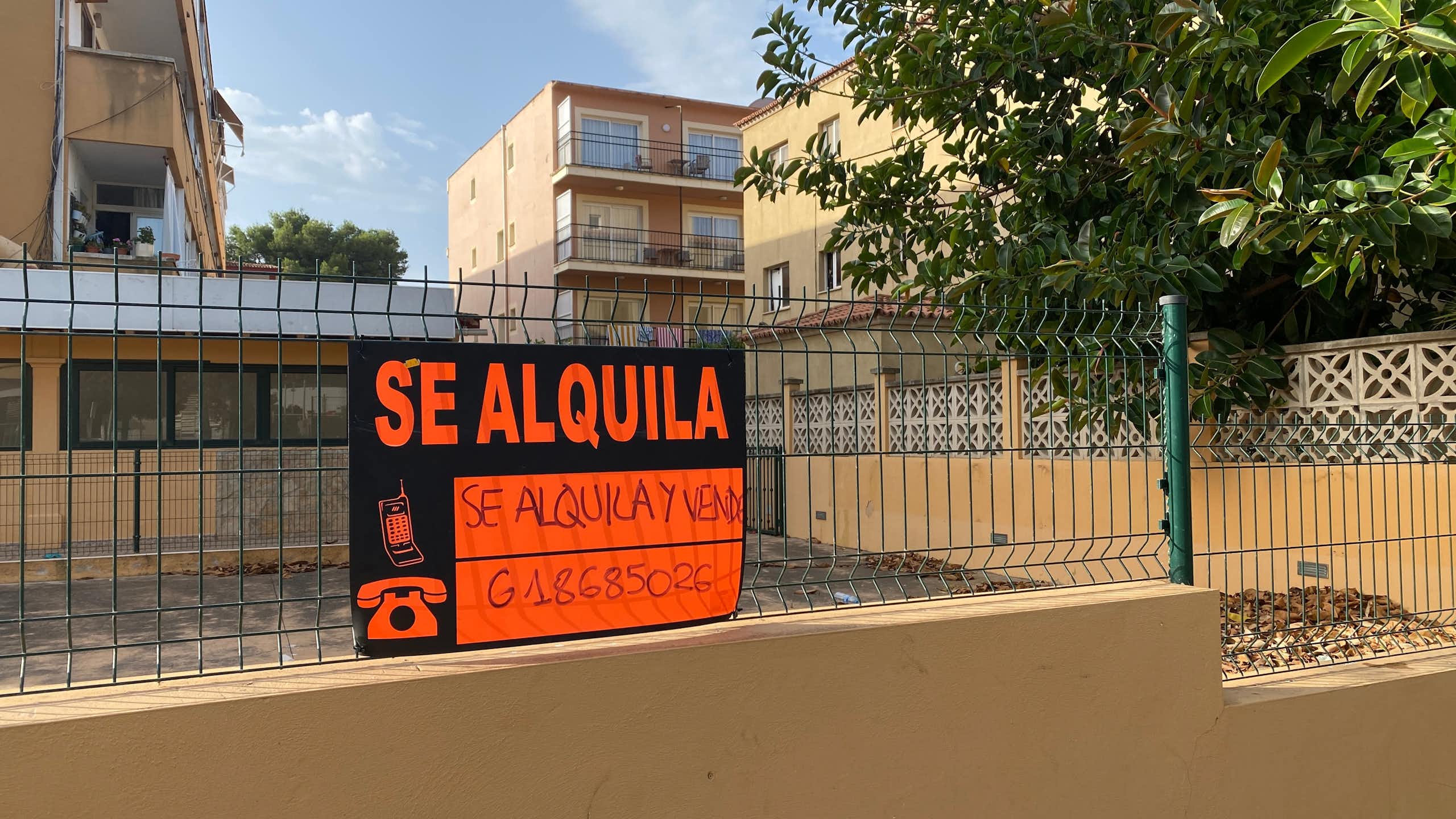 Cartell de "se lloga" en un reixat