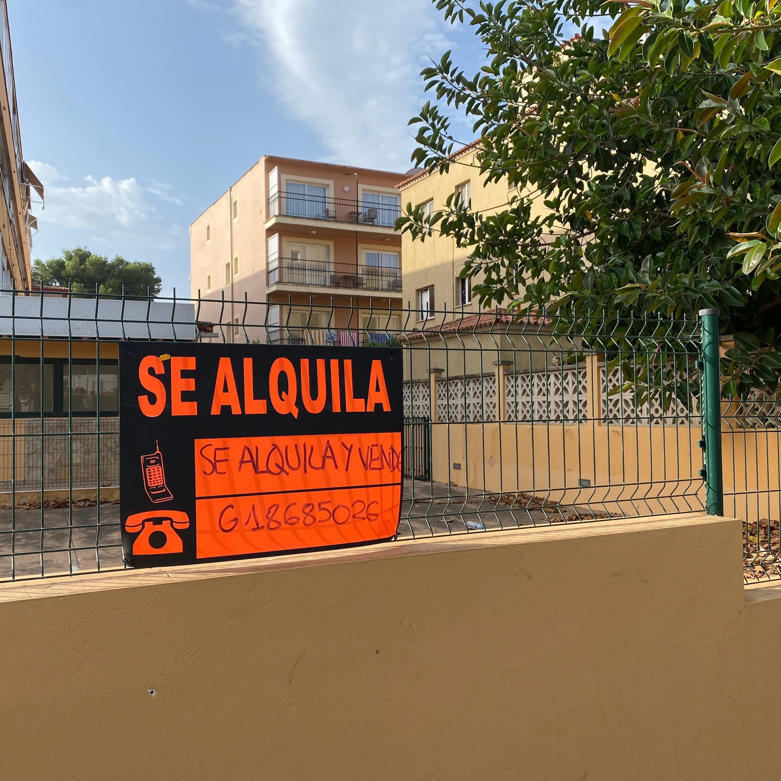 Cartell de "se lloga" en un reixat