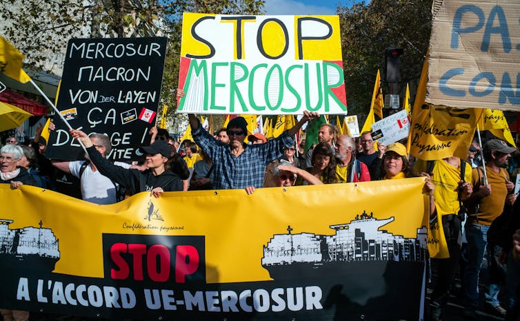Manifestantes con pancartas con lemas en francés como