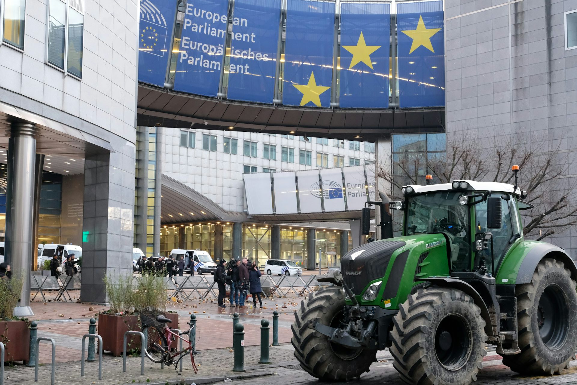 Un camión en primer plano frente al edificio del Parlamento Europeo en Bruselas.