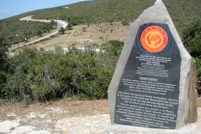 Memorial a Sarah Baartman, uma pedra erguida em uma paisagem e com uma inscrição