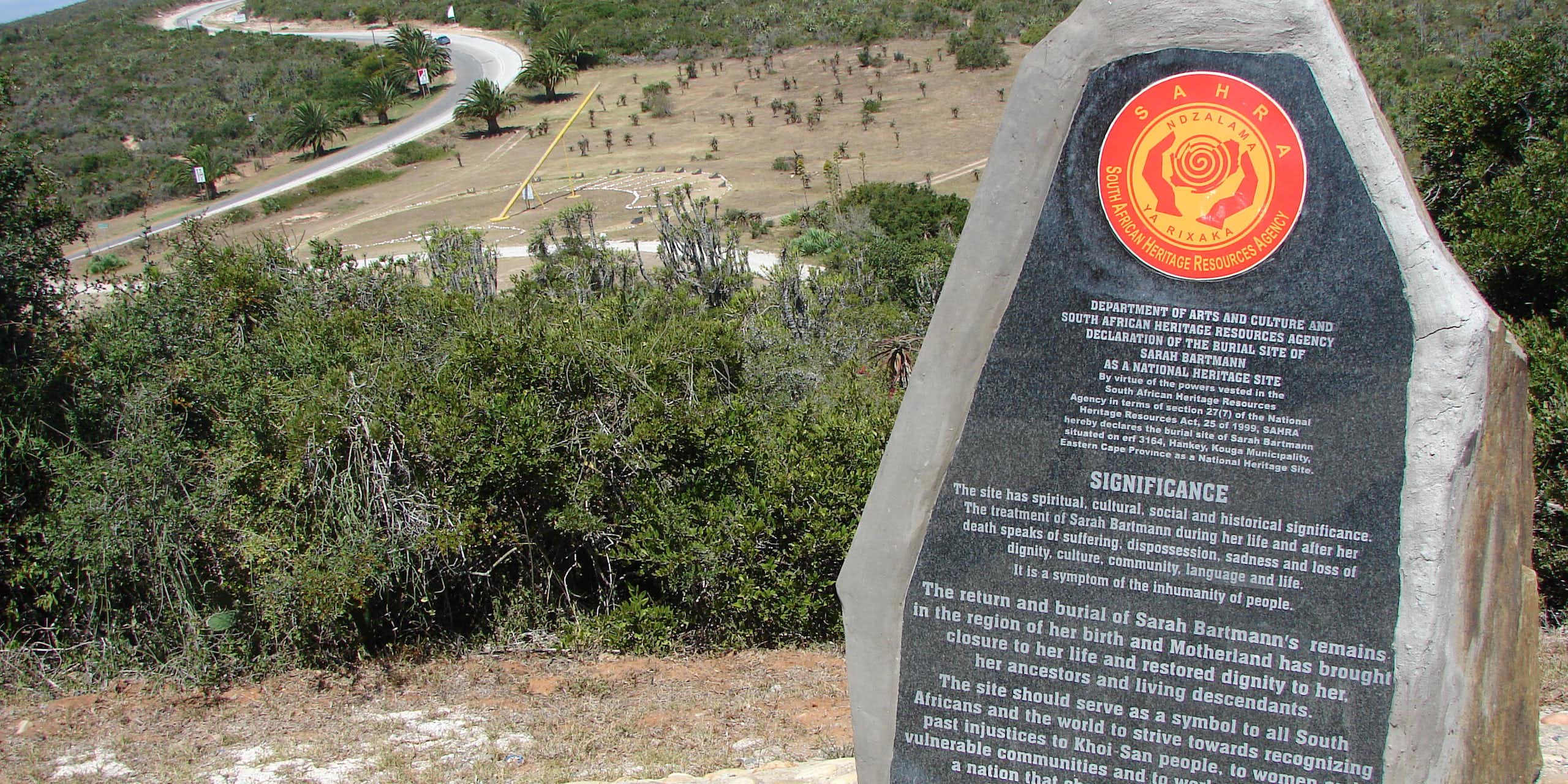Memorial a Sarah Baartman, uma pedra erguida em uma paisagem e com uma inscrição