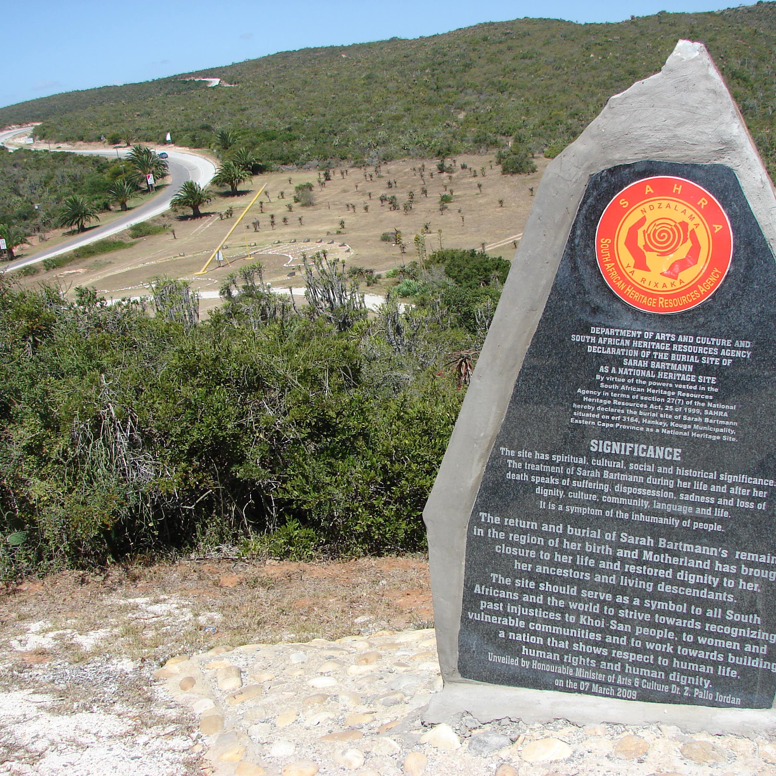 Memorial a Sarah Baartman, uma pedra erguida em uma paisagem e com uma inscrição