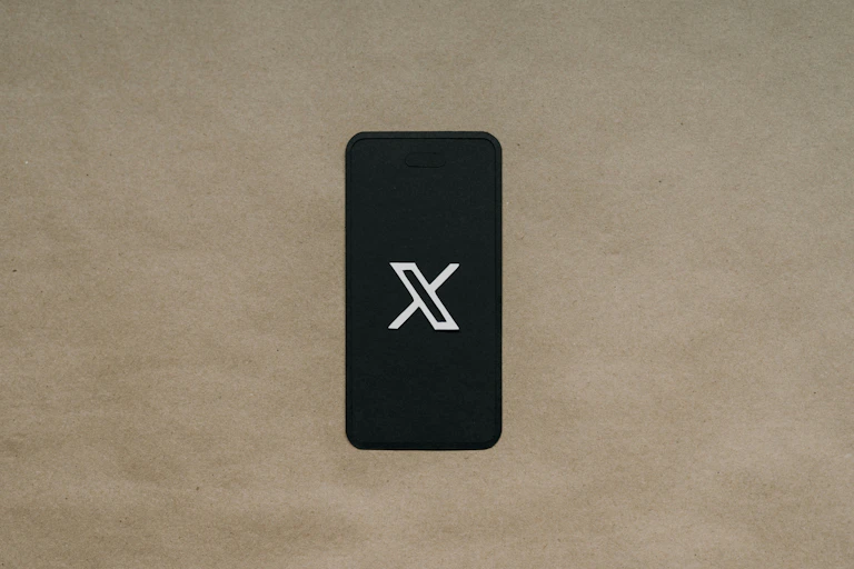 Twitter/X sur un téléphone