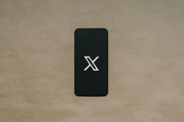 Twitter/X sur un téléphone