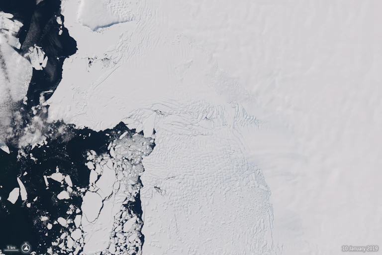 Photo satellite de la zone où le glacier Thwaites rencontre l'océan.