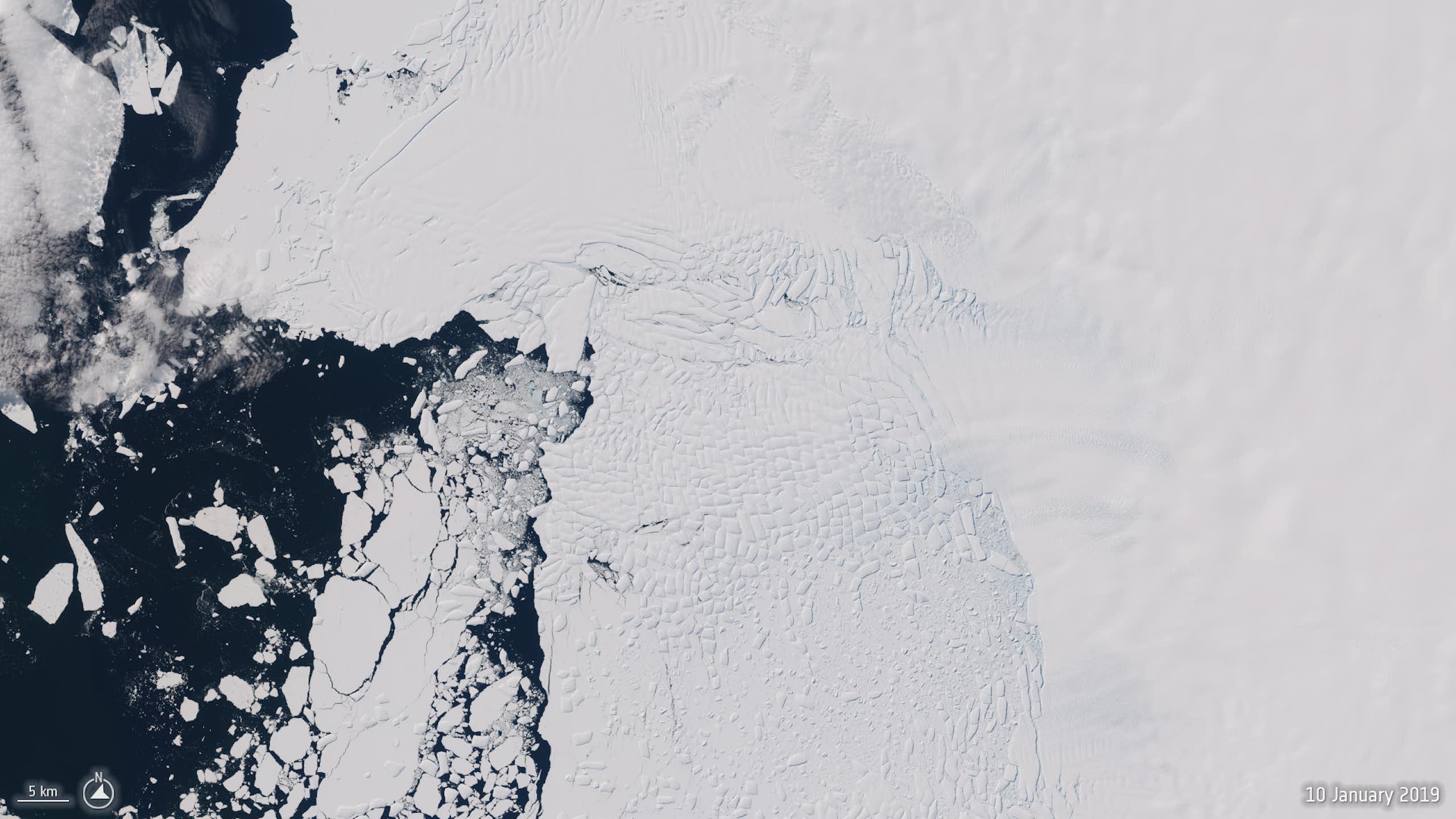 Photo satellite de la zone où le glacier Thwaites rencontre l'océan.