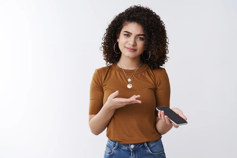 femme ennuyée devant son smartphone