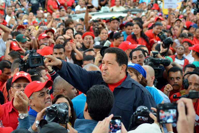 Hugo Chavez devant une foule au Venezuela.