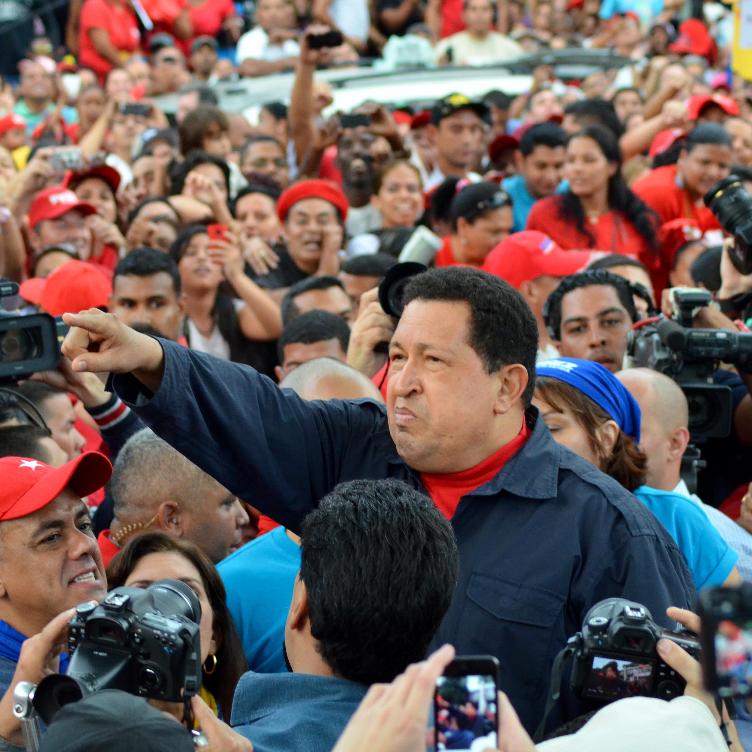 Hugo Chavez devant une foule au Venezuela.