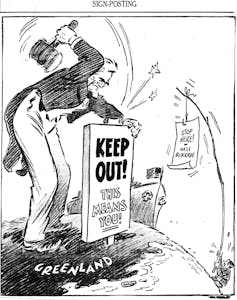 El ejército estadounidense tiene una larga historia en Groenlandia, desde la minería durante la Segunda Guerra Mundial hasta una base de propulsión nuclear incrustada en el hielo. 11 Ilustración del Tío Sam golpeando Groenlandia con un cartel