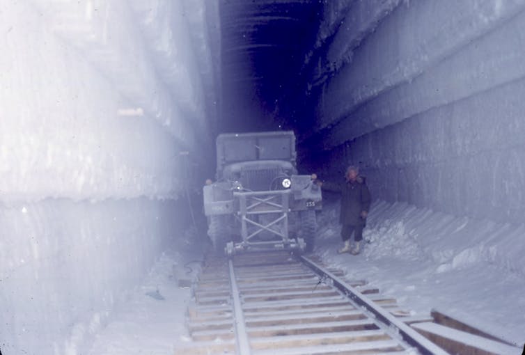 A truck between walls carved in ice