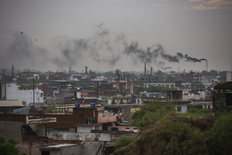 La contaminación del aire cruza fronteras, y también deben hacerlo las políticas destinadas a solucionarla 1 humo negro se eleva desde altas chimeneas sobre el paisaje urbano