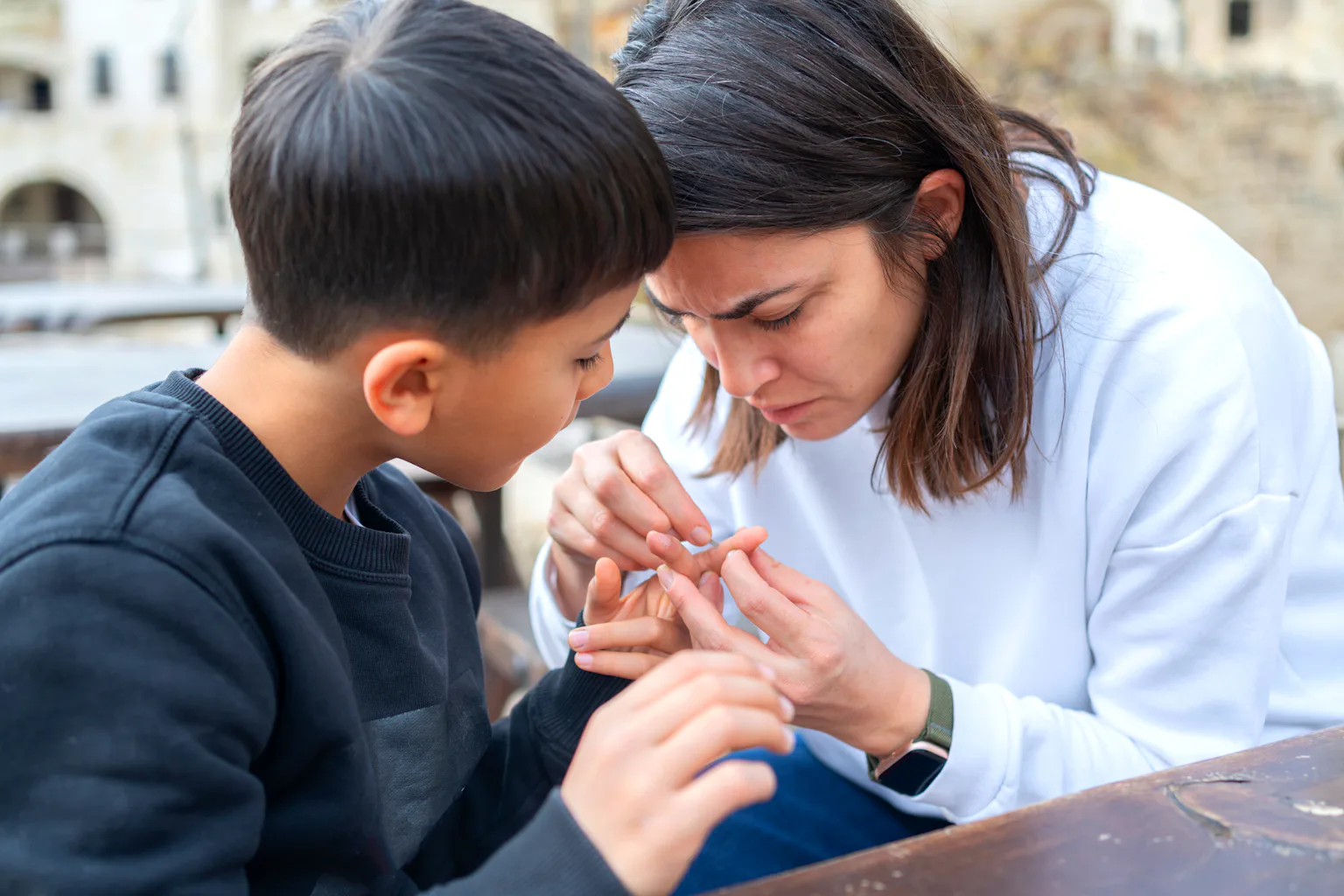 Kid Getting Splinter What’s the best way to remove a splinter?