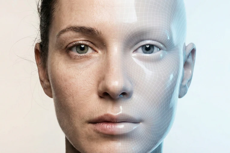 Fusion d'un visage de femme et de robot.