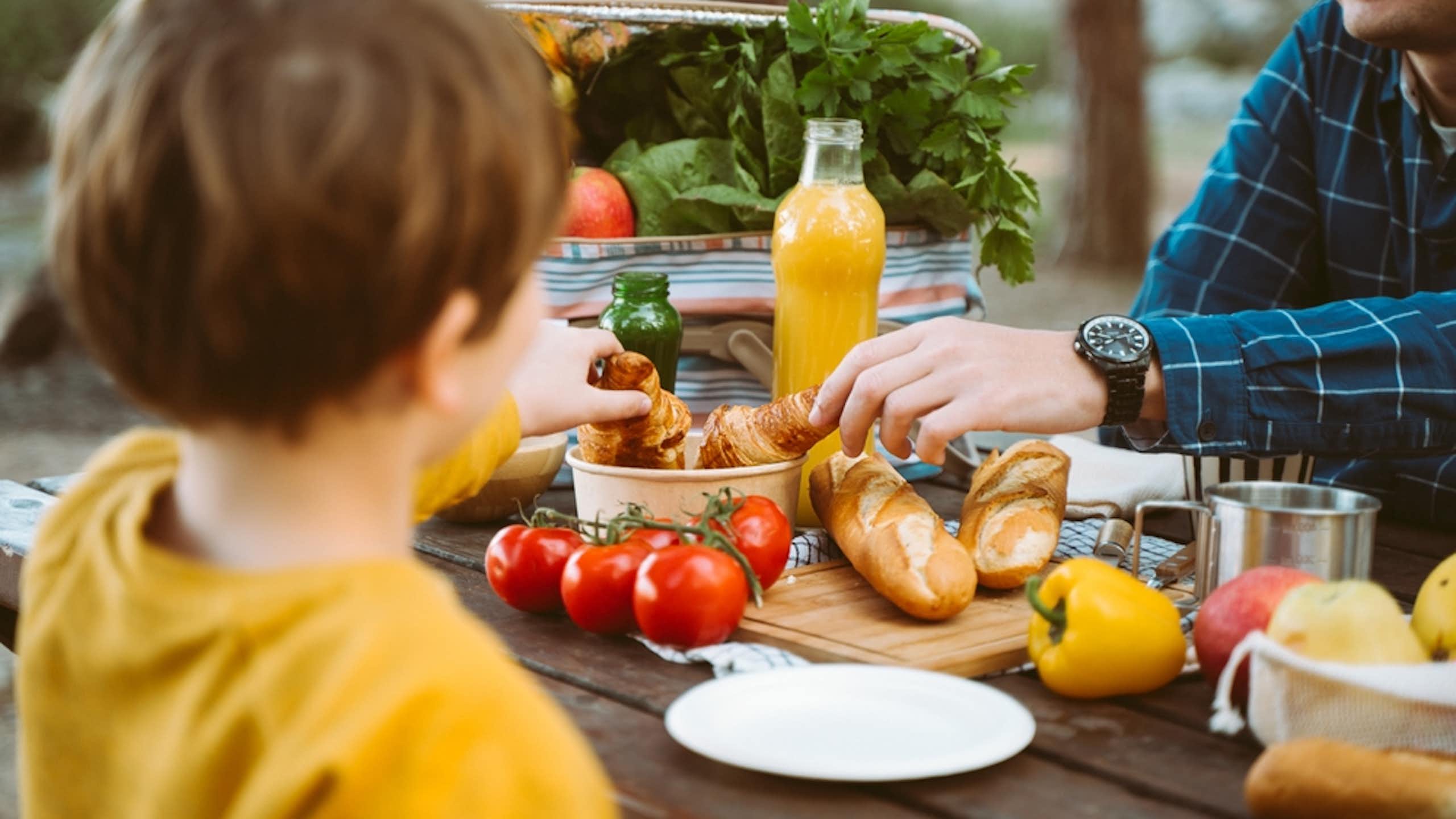 Un père et son fils en train de pique-niquer.