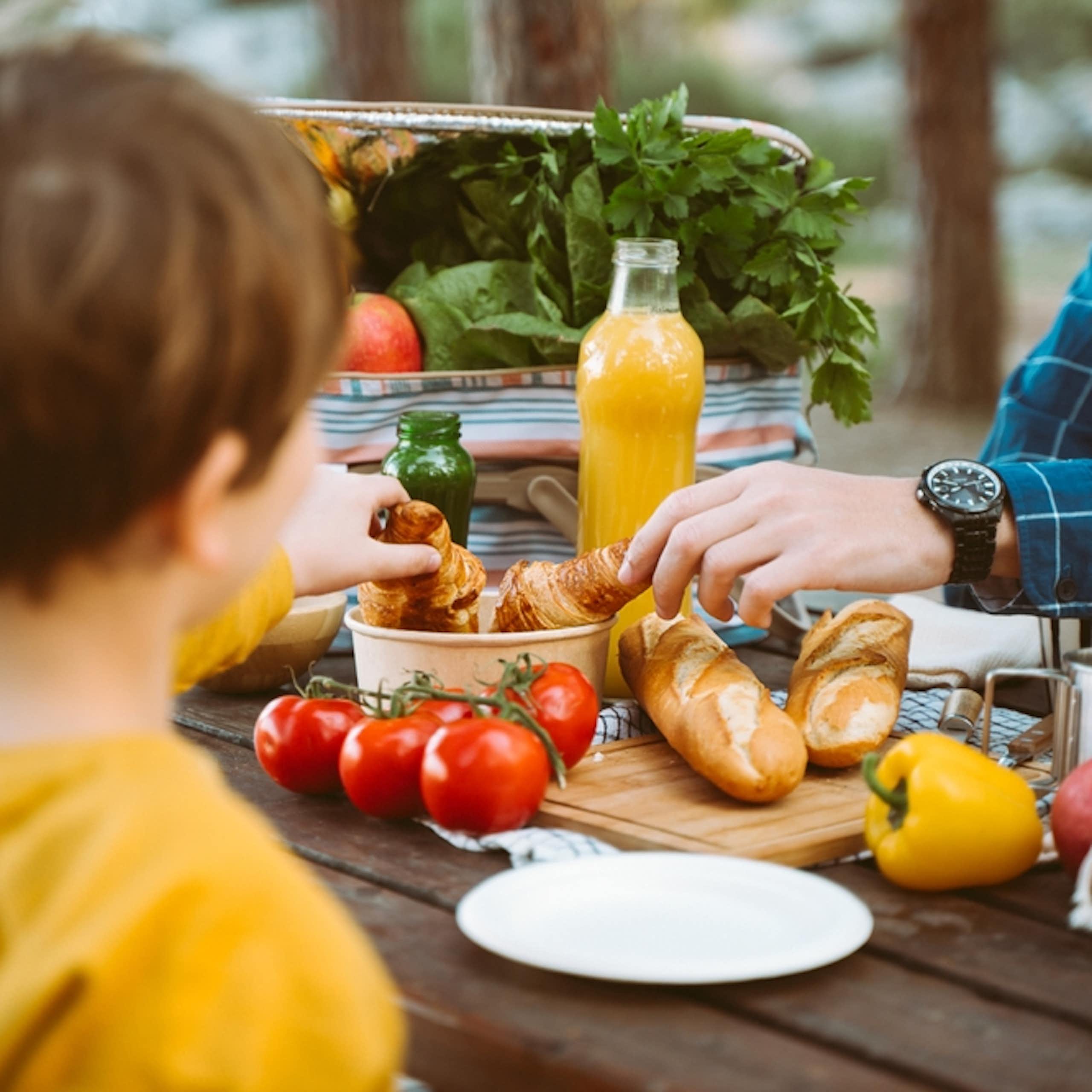 Un père et son fils en train de pique-niquer.