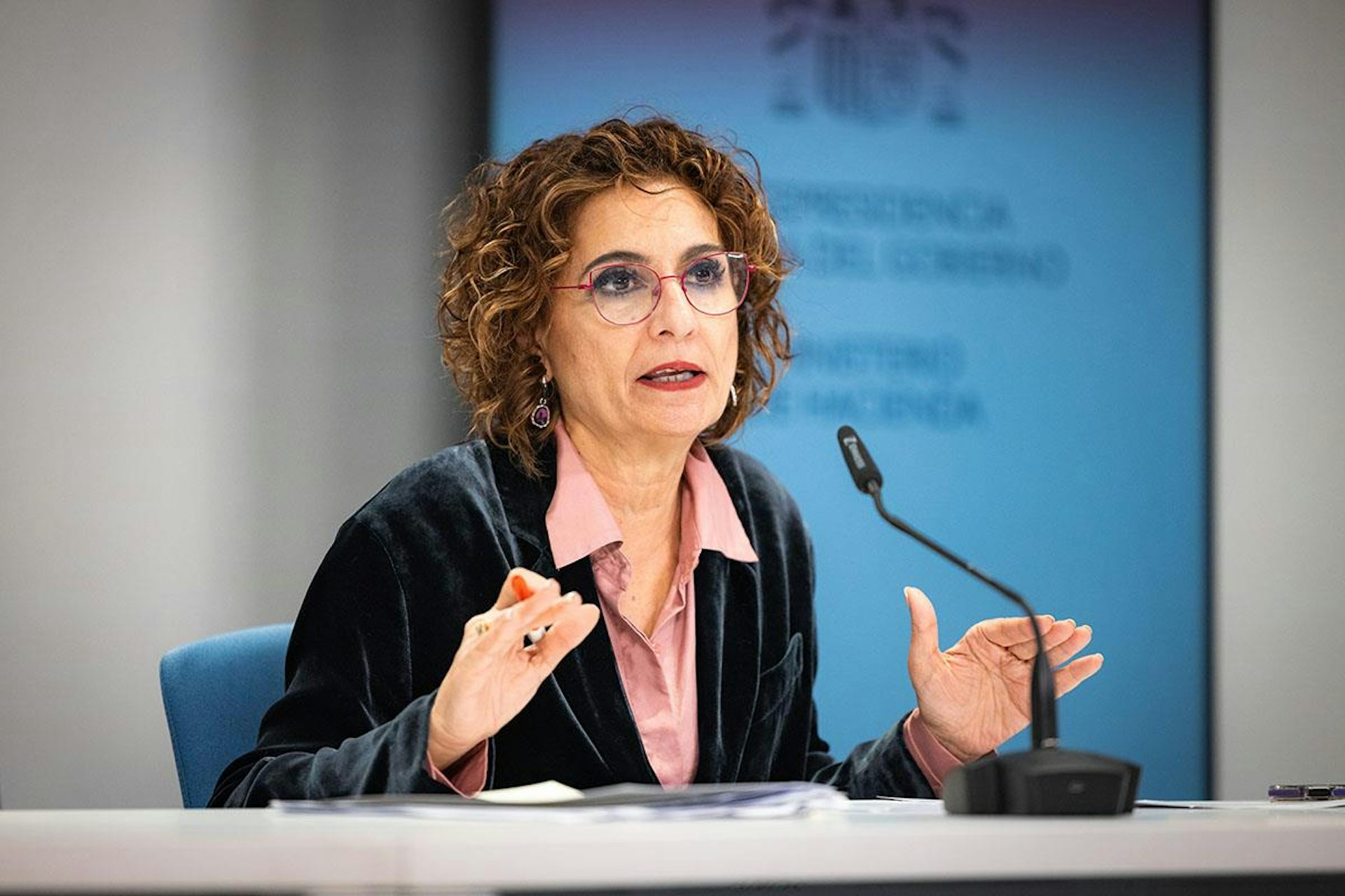 Una mujer comparece ante un micrófono