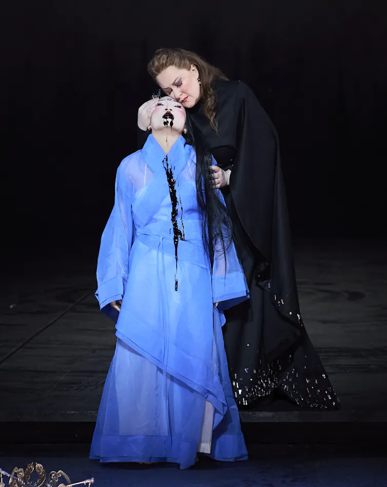 Lou-Ling in blue and Turandot in black.