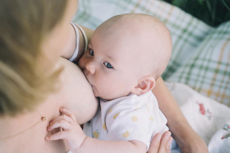 Un bebe amamantando
