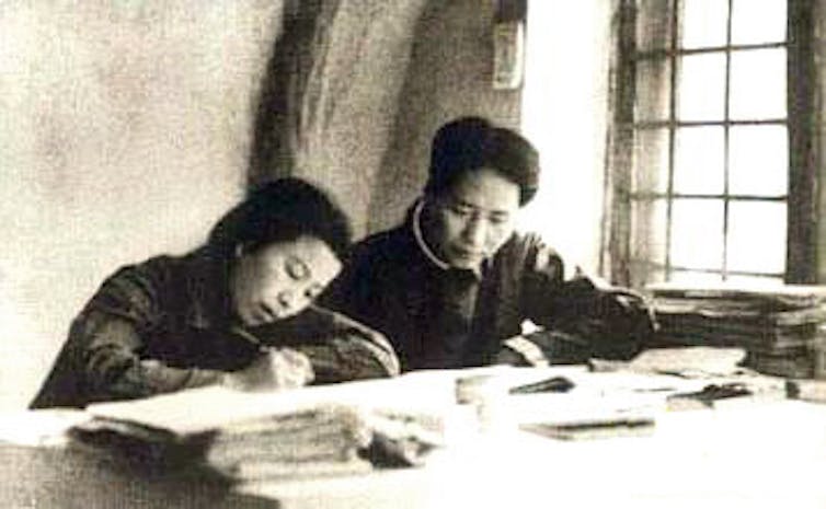 Mao Zedong and his wife Jiang Qing in 1938 reading and writing.