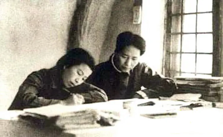 Mao Zedong and his wife Jiang Qing in 1938 reading and writing.