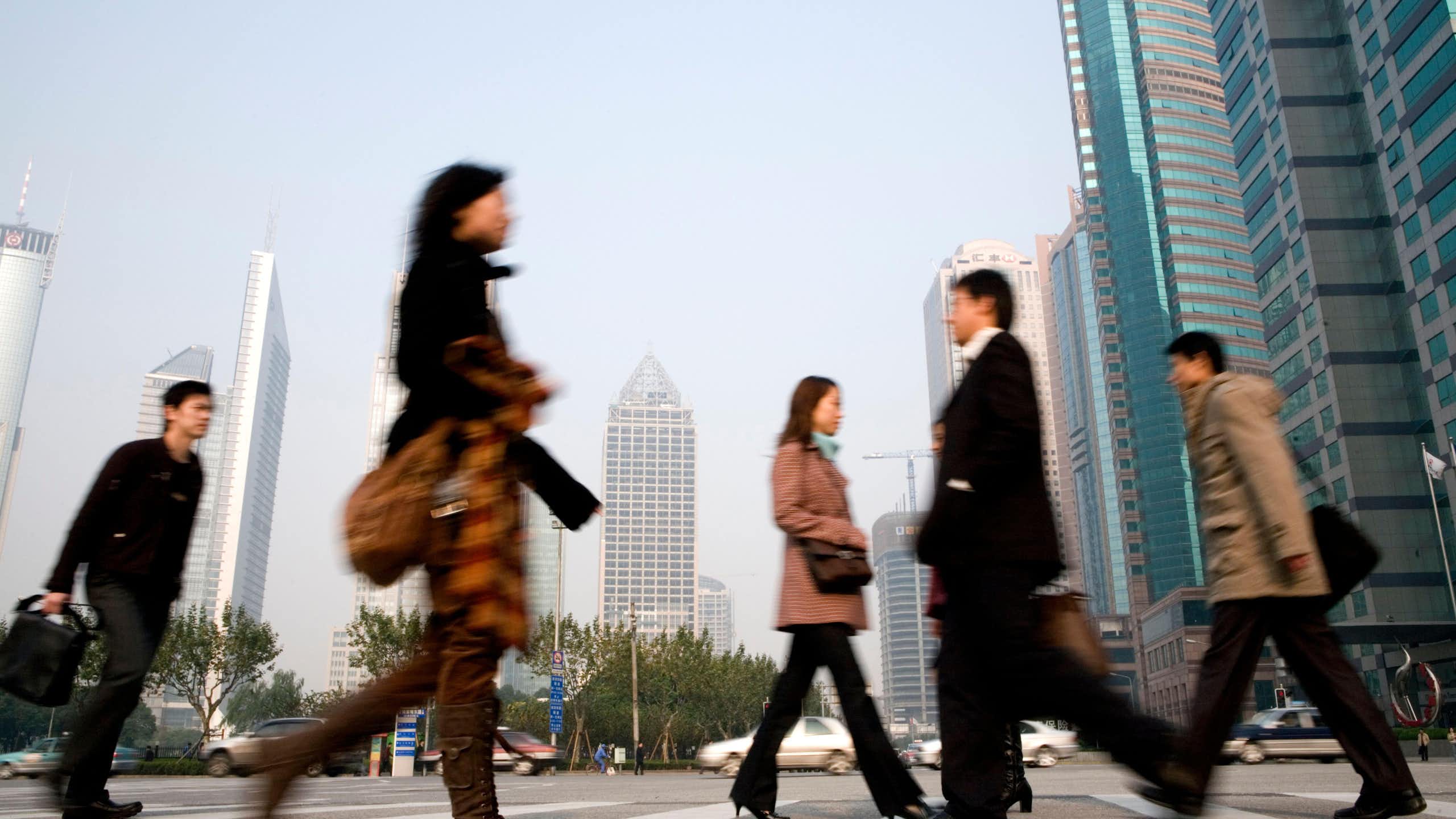 Men and women walking to work in Shanghai office buildings