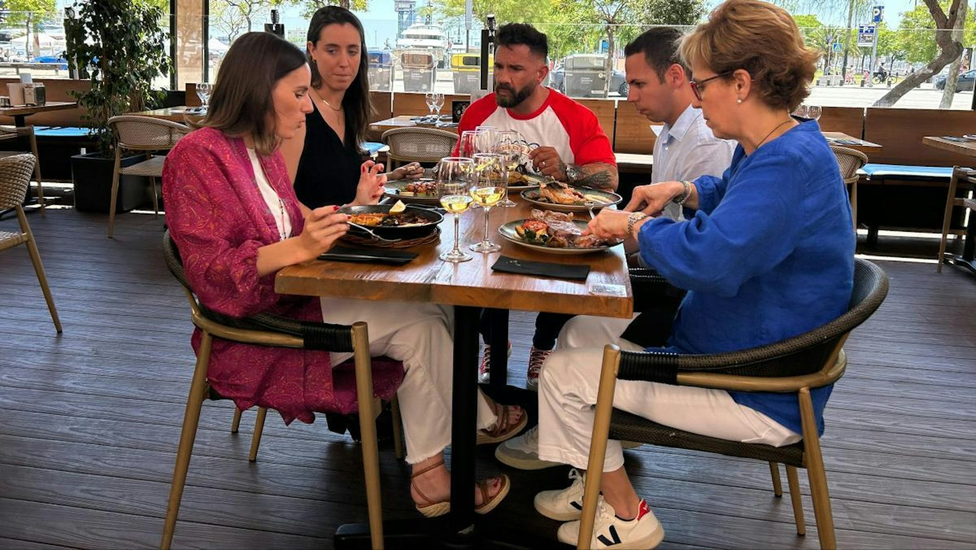 Quatre persones dinen en una taula d'un restaurant amb el xef Marc Ribas.