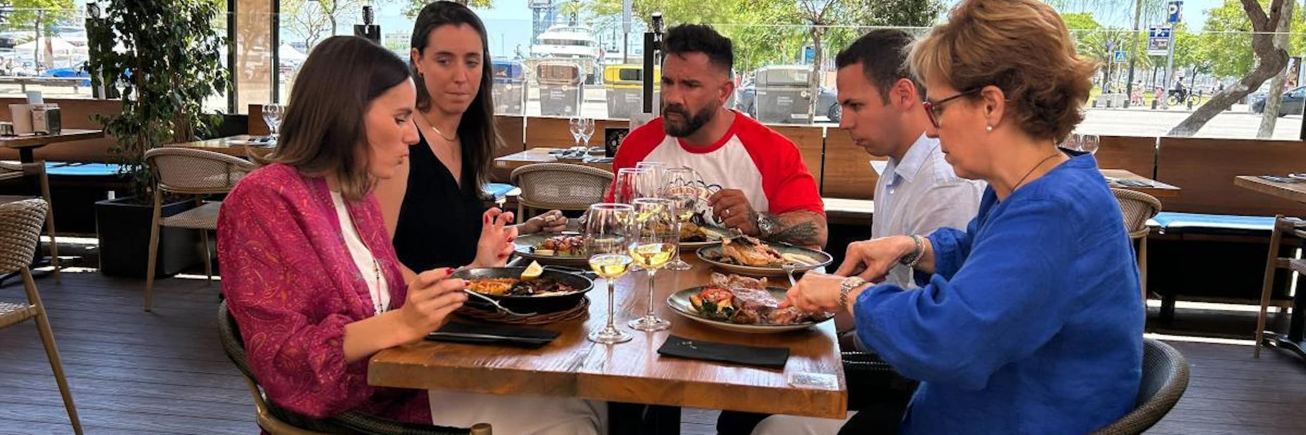 Quatre persones dinen en una taula d'un restaurant amb el xef Marc Ribas.