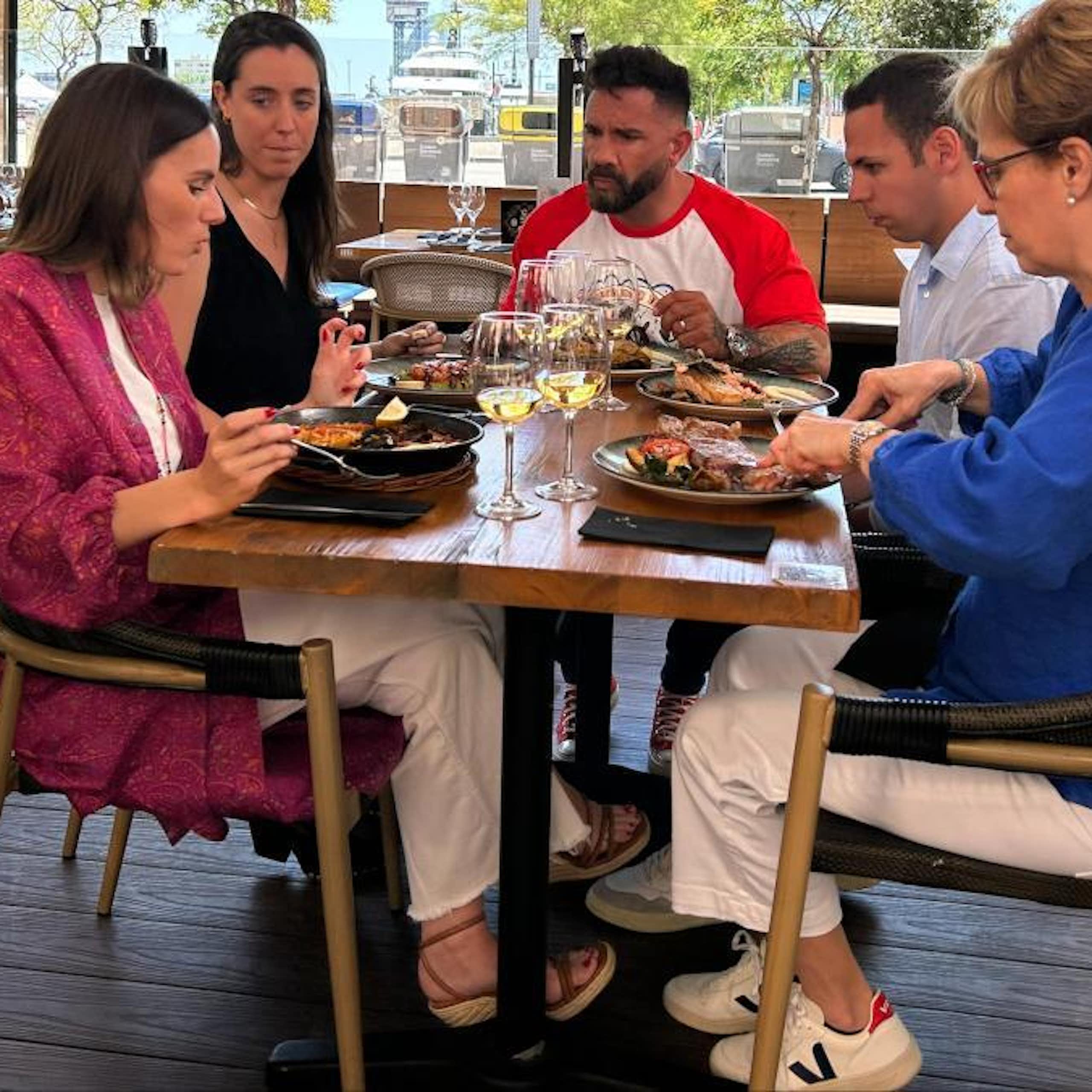 Quatre persones dinen en una taula d'un restaurant amb el xef Marc Ribas.