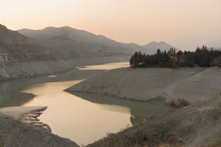 Les traces laissées par le niveau de l’eau montrent à quel point le niveau du réservoir a baissé