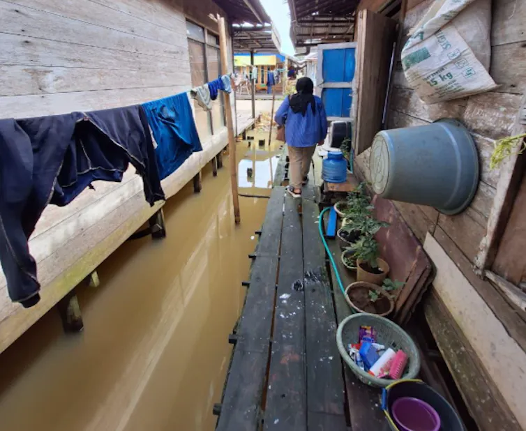 Rumah masyarakat umumnya berbentuk panggung berada di atas daerah aliran sungai sehingga meningkatkan risiko penularan infeksi cacing.