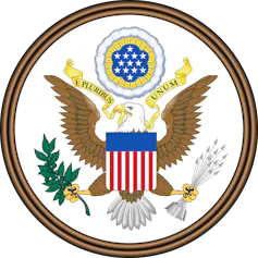 Anverso del Gran Sello de los Estados Unidos en el que se ve escrito 'e pluribus unum'.