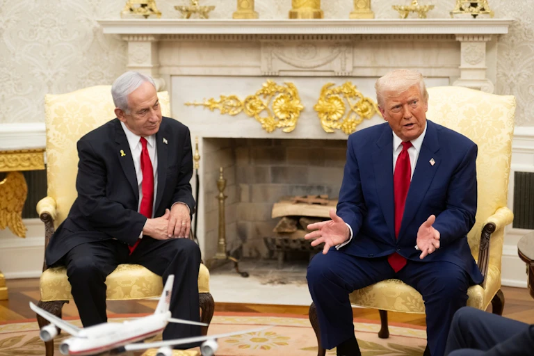 Dos hombres sentados.