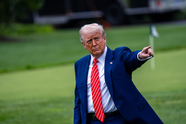 Donald Trump señalando con el dedo.