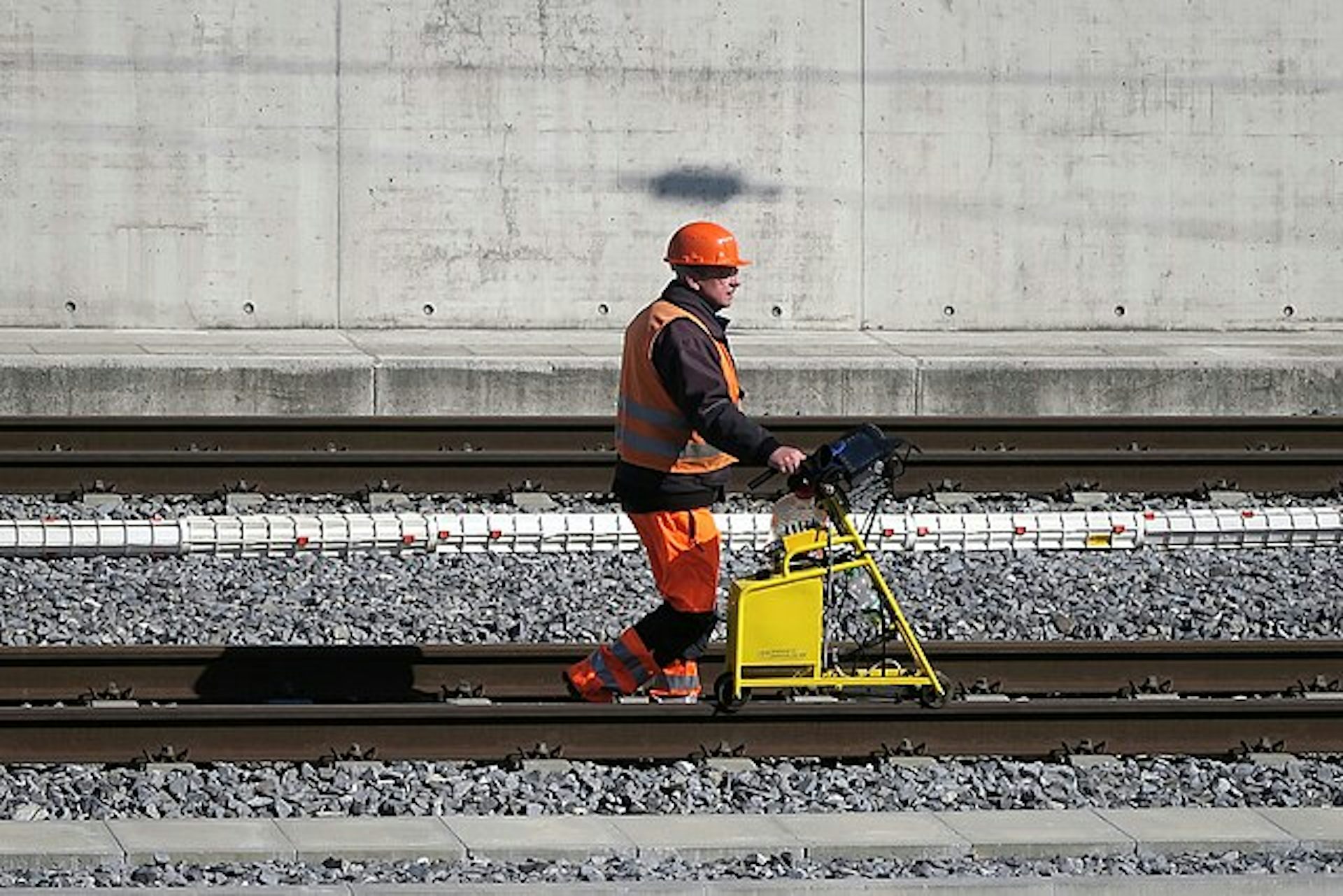Se inspeccionan la cabeza y el núcleo del riel, las uniones y las soldaduras para detectar defectos internos subcríticos invisibles a simple vista.