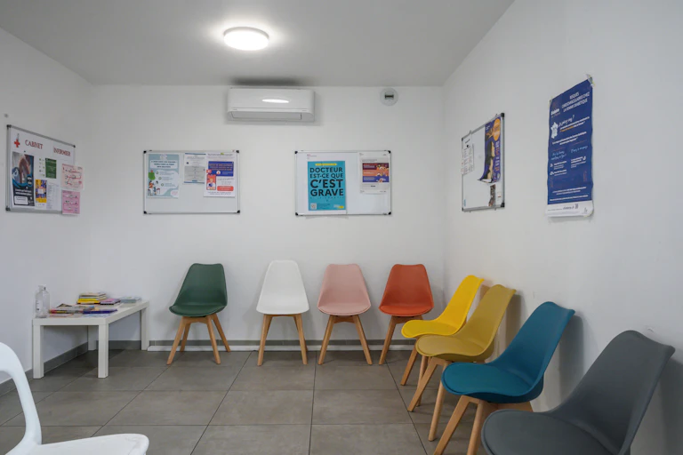 Une salle d'attente du centre médical Dalia à Carcassonne, dans le sud de la France.
