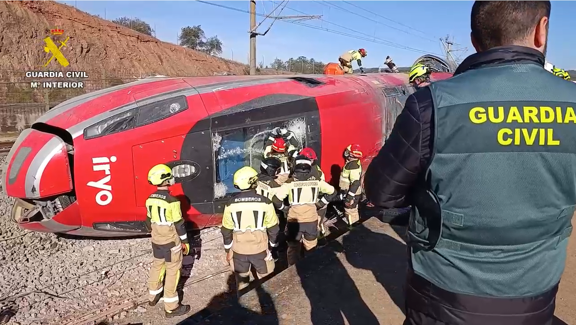 Los bomberos trabajan en la cabecera del tren Iryo siniestrado en Adamuz.  