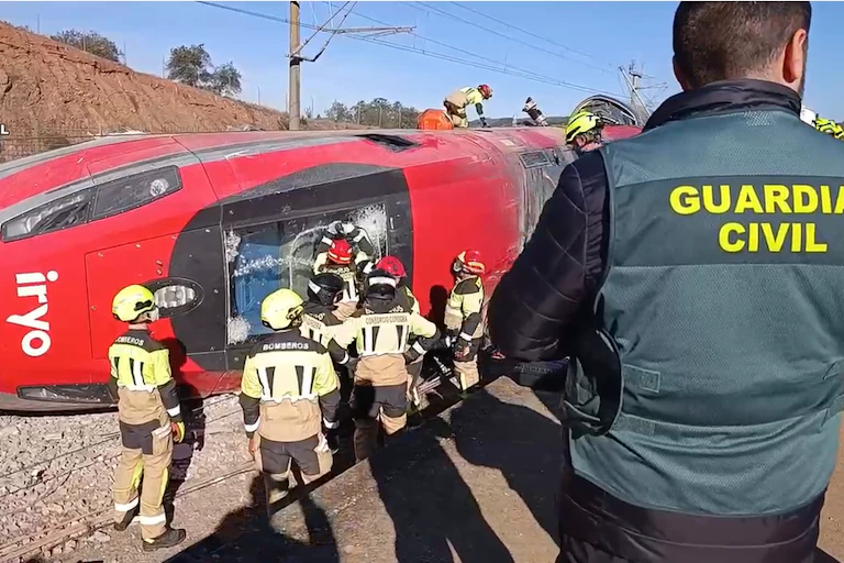 Los bomberos trabajan en la cabecera del tren Iryo siniestrado en Adamuz.