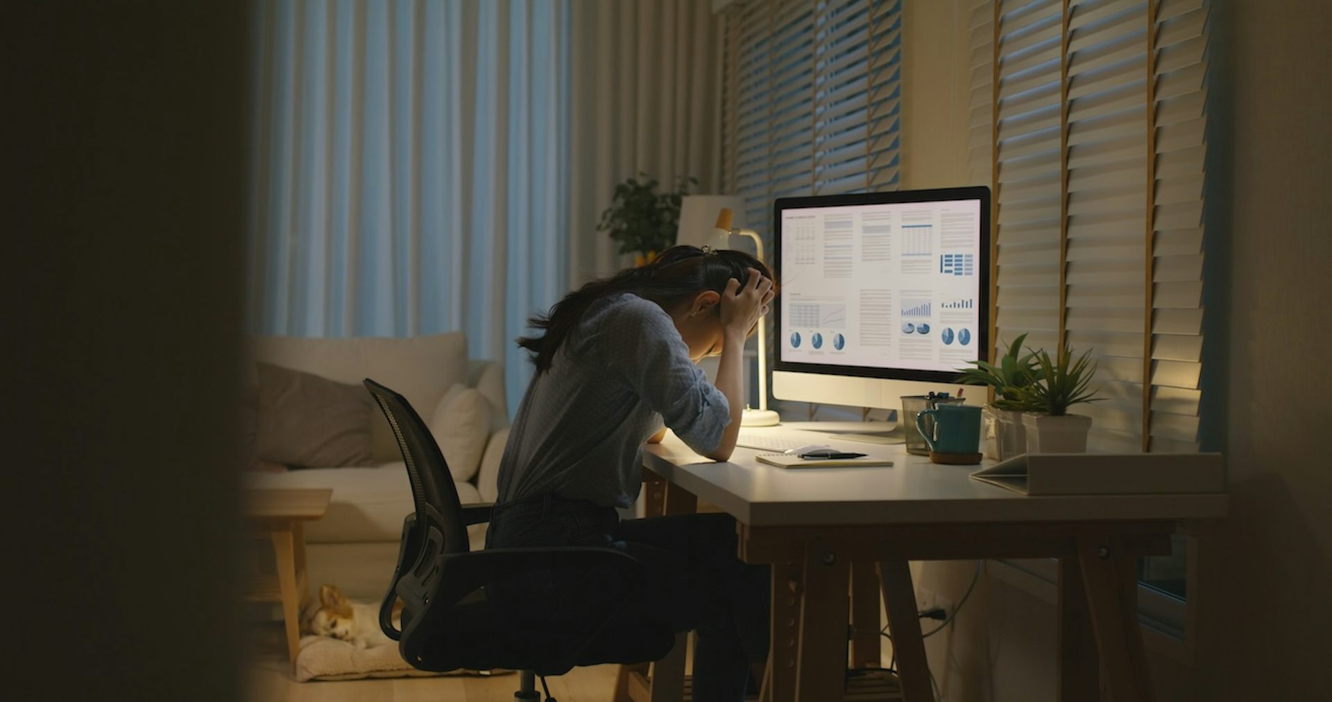 femmes atterrée devant son bureau