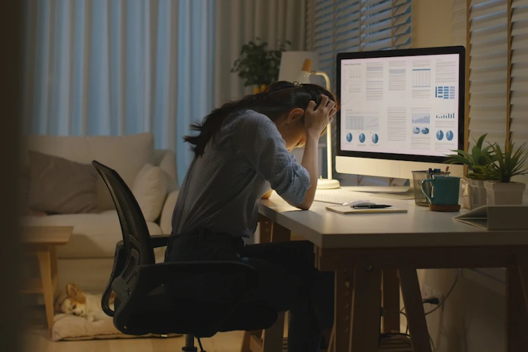 femmes atterrée devant son bureau