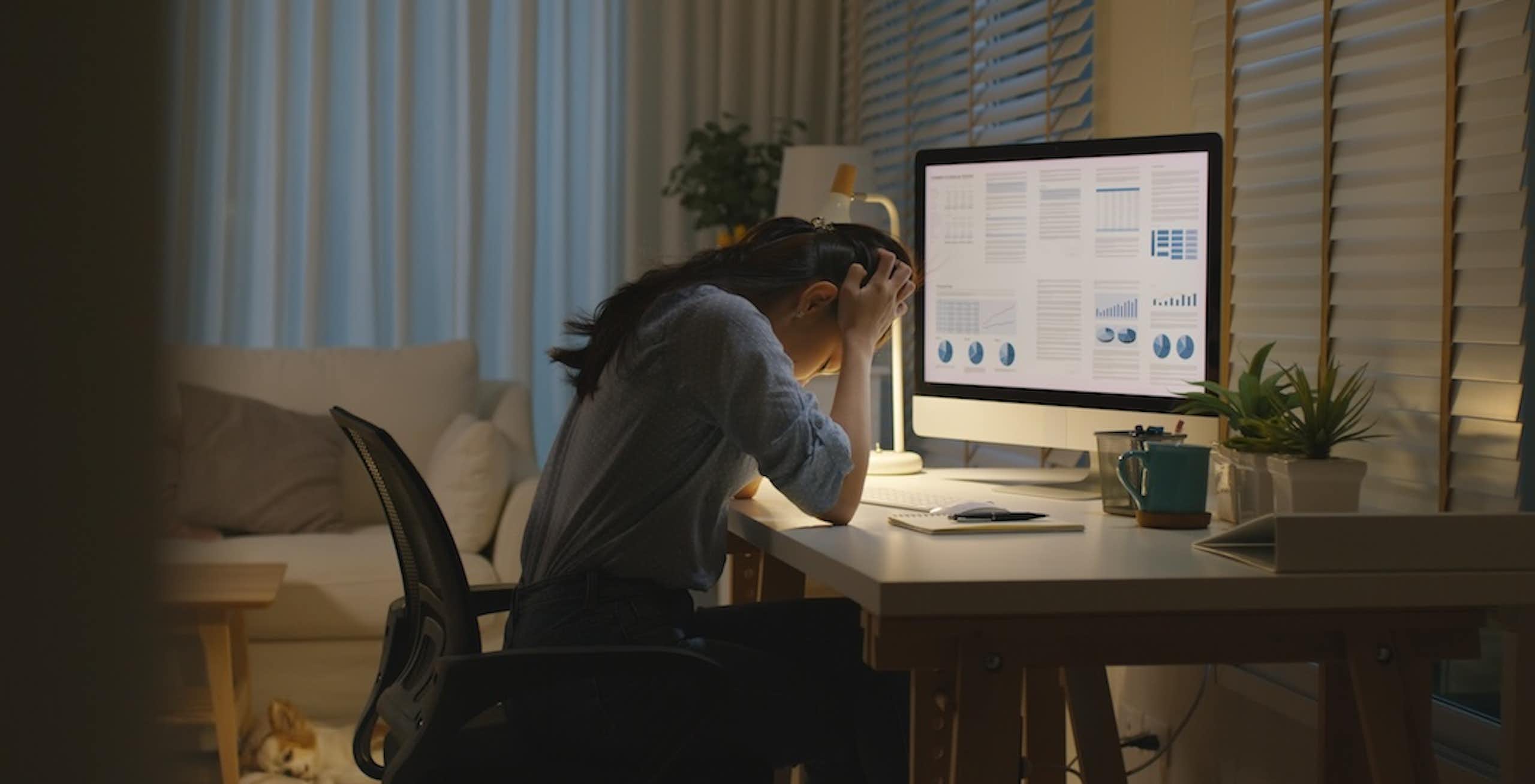 femmes atterrée devant son bureau