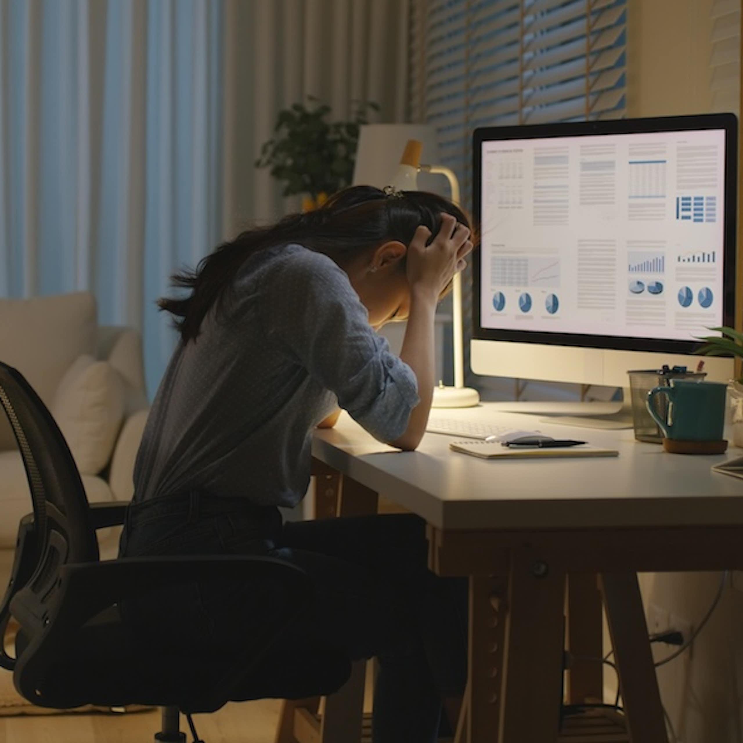 femmes atterrée devant son bureau