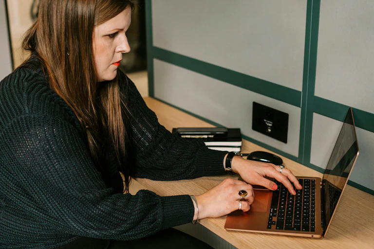 Une femme travaille à l'ordinateur