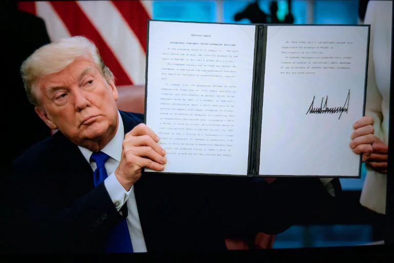 Un hombre muestra un documento.