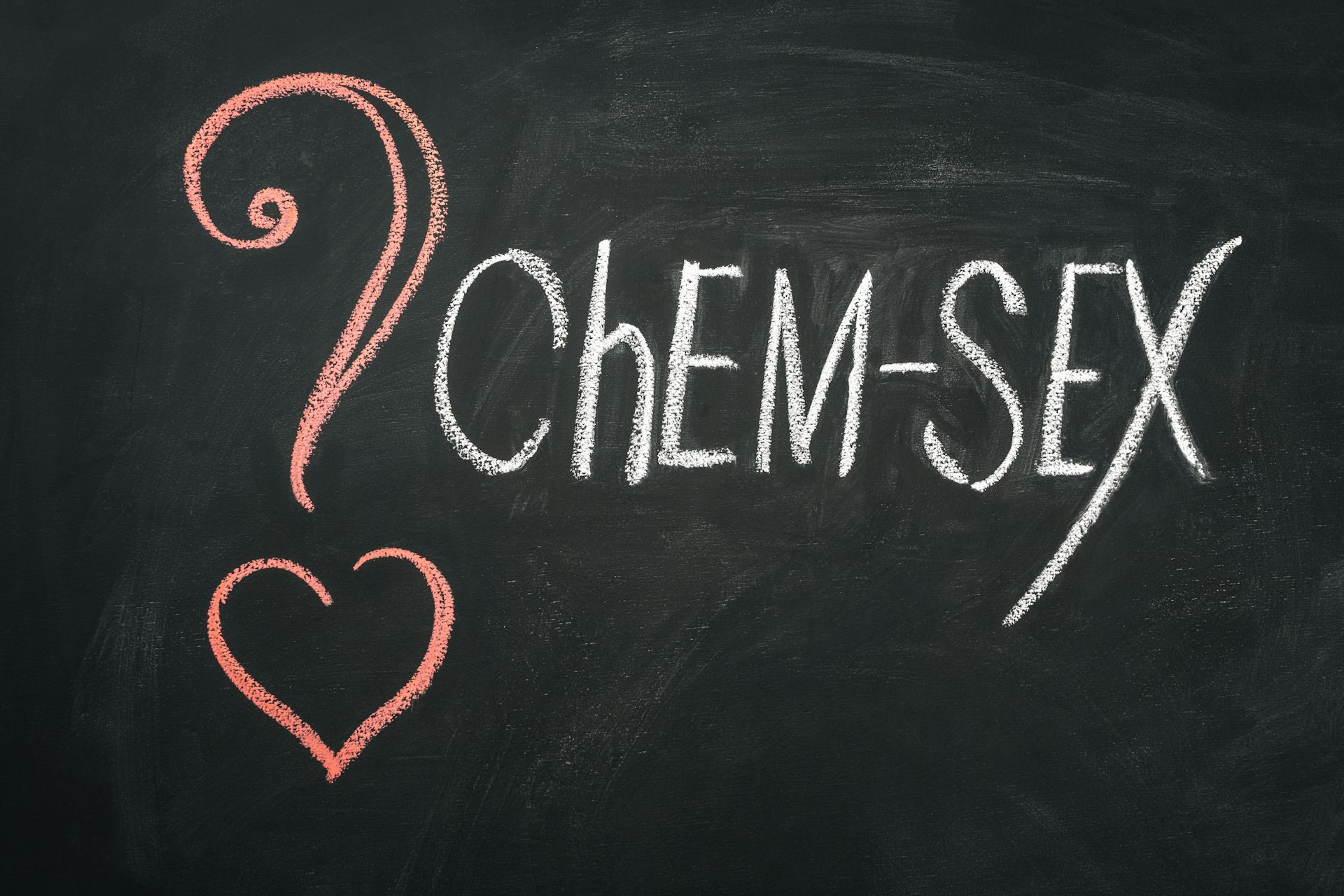 Sur un tableau noir, est écrit « CHEM-SEX » précédé d'un point d'interrogation dont le point est remplacé par un coeur.