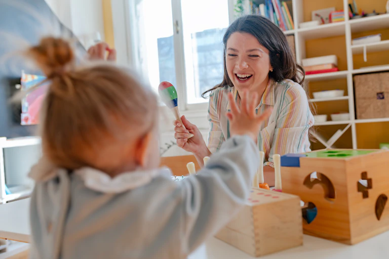 Una mujer joven sonriente y una niña pequeña.